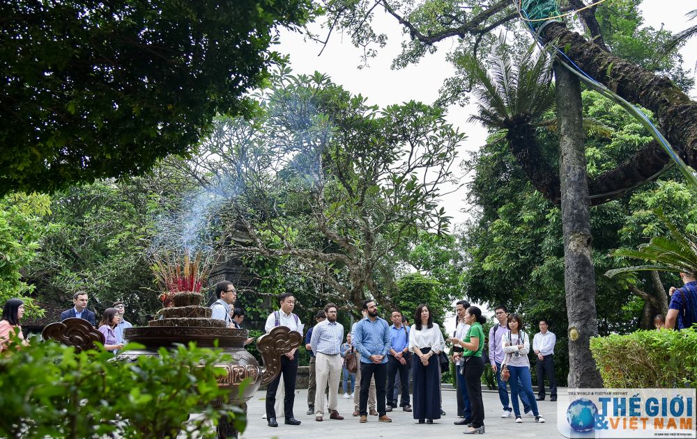 phong vien bao chi nuoc ngoai hat xoan tham doi che phu tho