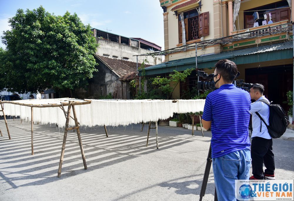 phong vien bao chi nuoc ngoai hat xoan tham doi che phu tho