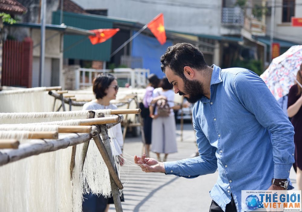 phong vien bao chi nuoc ngoai hat xoan tham doi che phu tho