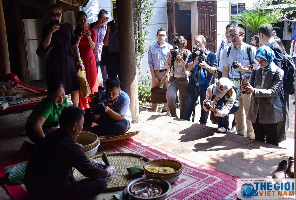 phong vien bao chi nuoc ngoai hat xoan tham doi che phu tho