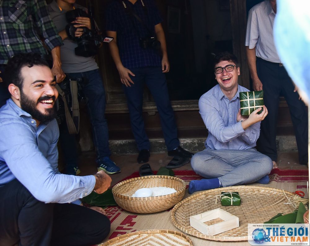 phong vien bao chi nuoc ngoai hat xoan tham doi che phu tho