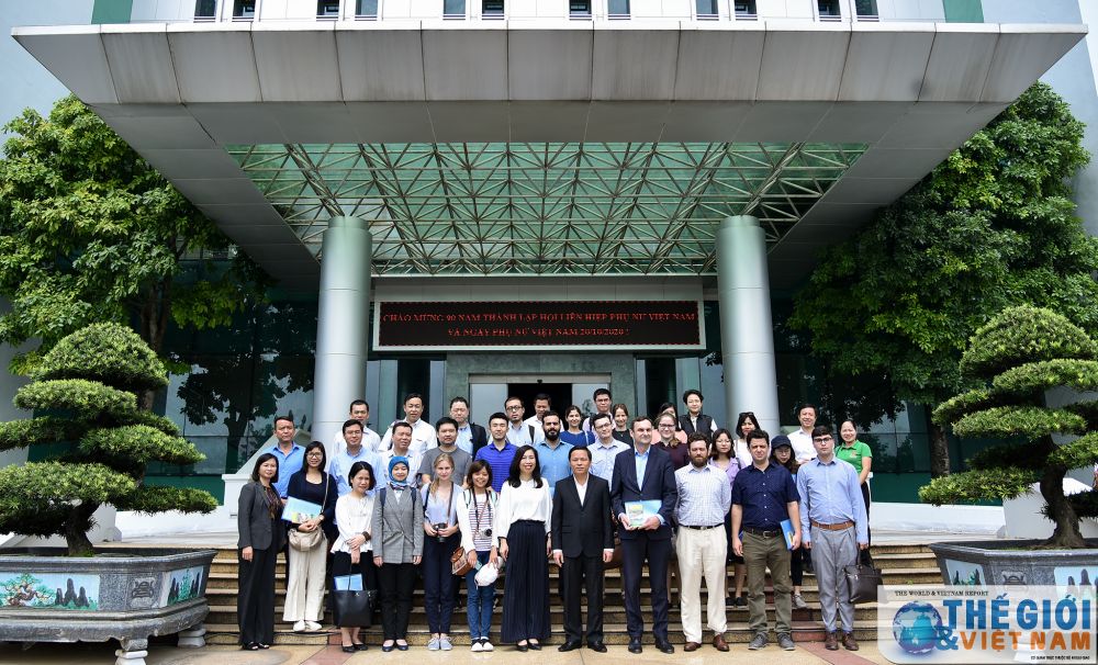 phong vien bao chi nuoc ngoai hat xoan tham doi che phu tho