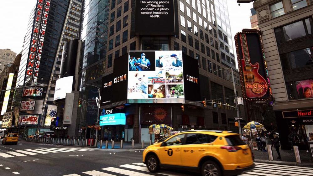 ‘Kiên cường Việt Nam' xuất hiện tại Quảng trường Thời đại Mỹ