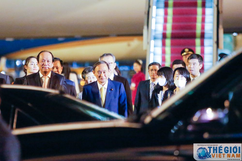 thu tuong nhat ban suga yoshihide va phu nhan den san bay noi bai