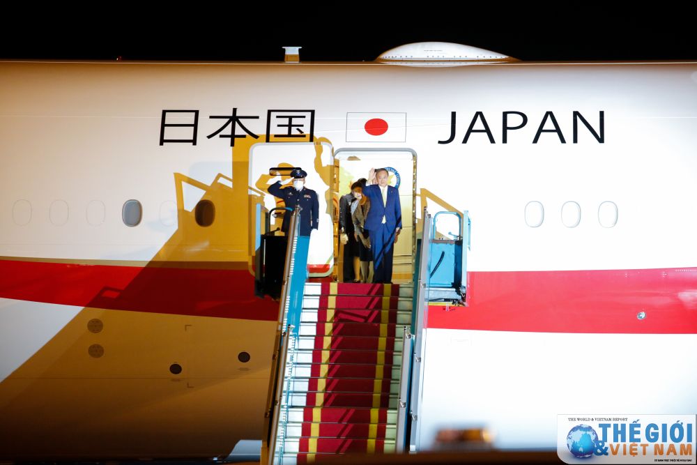 thu tuong nhat ban suga yoshihide va phu nhan den san bay noi bai