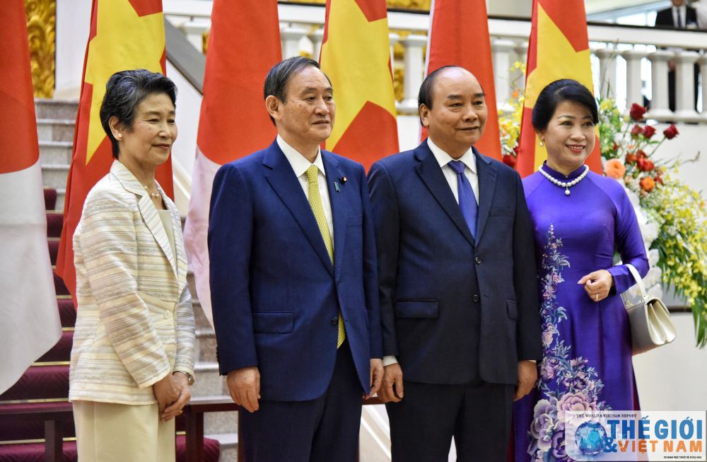 le don chinh thuc thu tuong nhat ban suga yoshihide va phu nhan tai phu chu tich