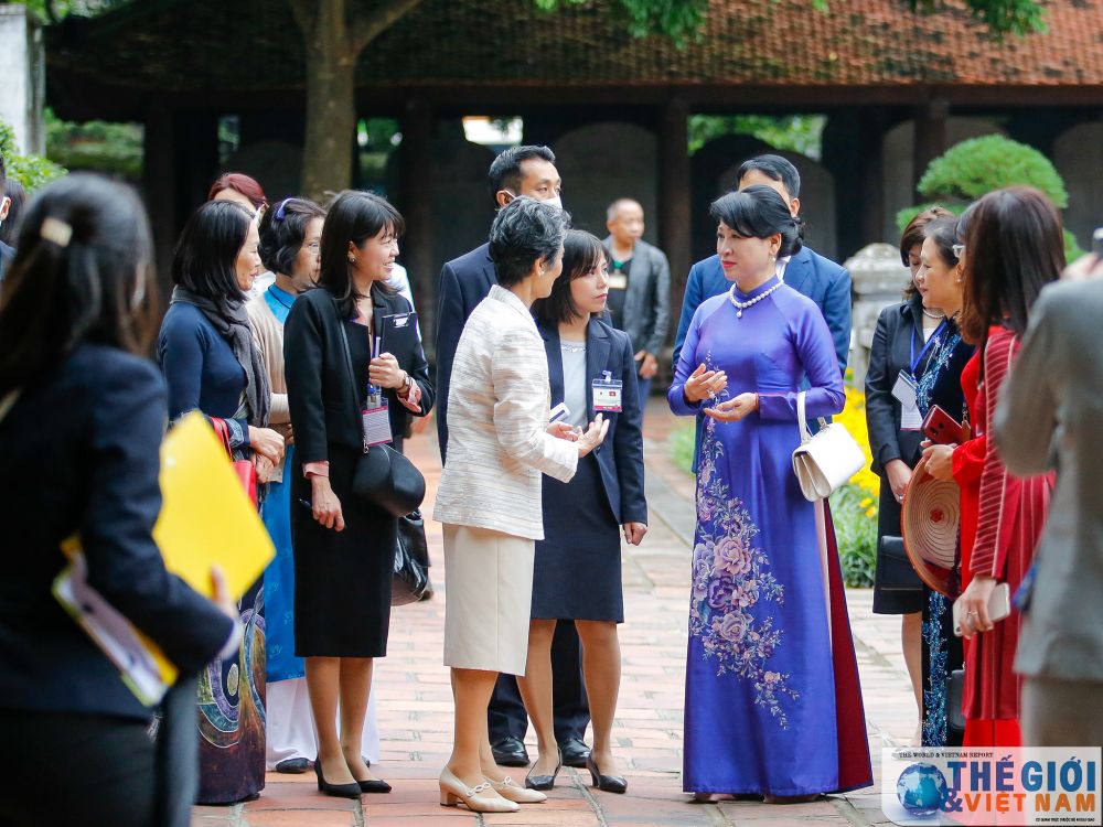 phu nhan thu tuong nhat ban tham van mieu quoc tu giam