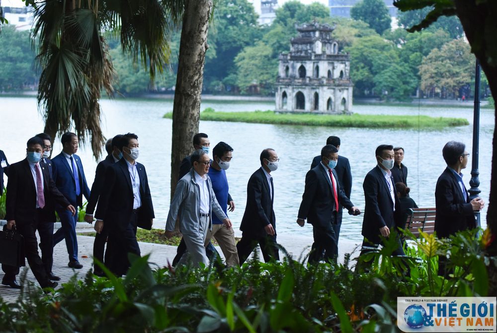 thu tuong nhat ban dao quanh ho guom