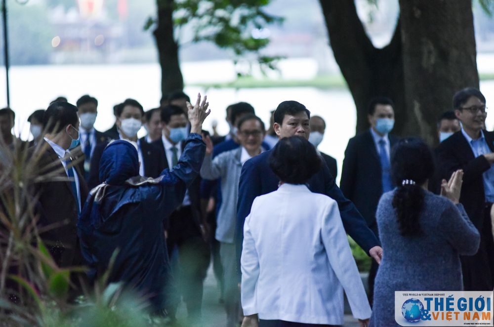 thu tuong nhat ban dao quanh ho guom