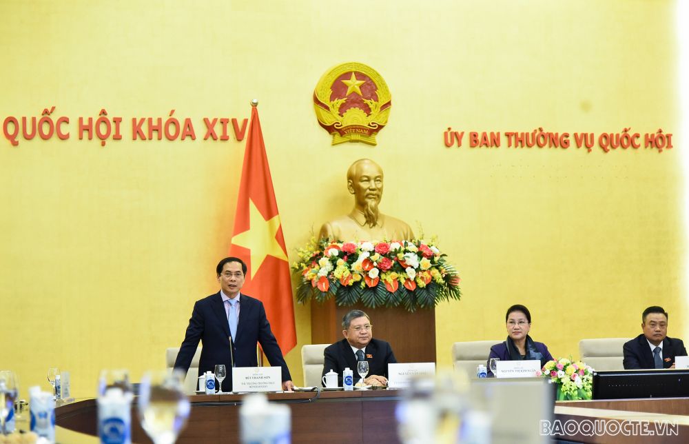 chu tich quoc hoi nguyen thi kim ngan tiep cac truong co quan dai dien ngoai giao viet nam o nuoc ngoai