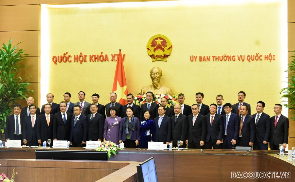 chu tich quoc hoi nguyen thi kim ngan tiep cac truong co quan dai dien ngoai giao viet nam o nuoc ngoai