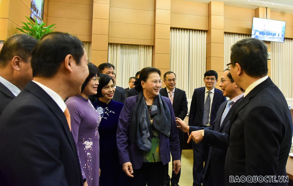 chu tich quoc hoi nguyen thi kim ngan tiep cac truong co quan dai dien ngoai giao viet nam o nuoc ngoai