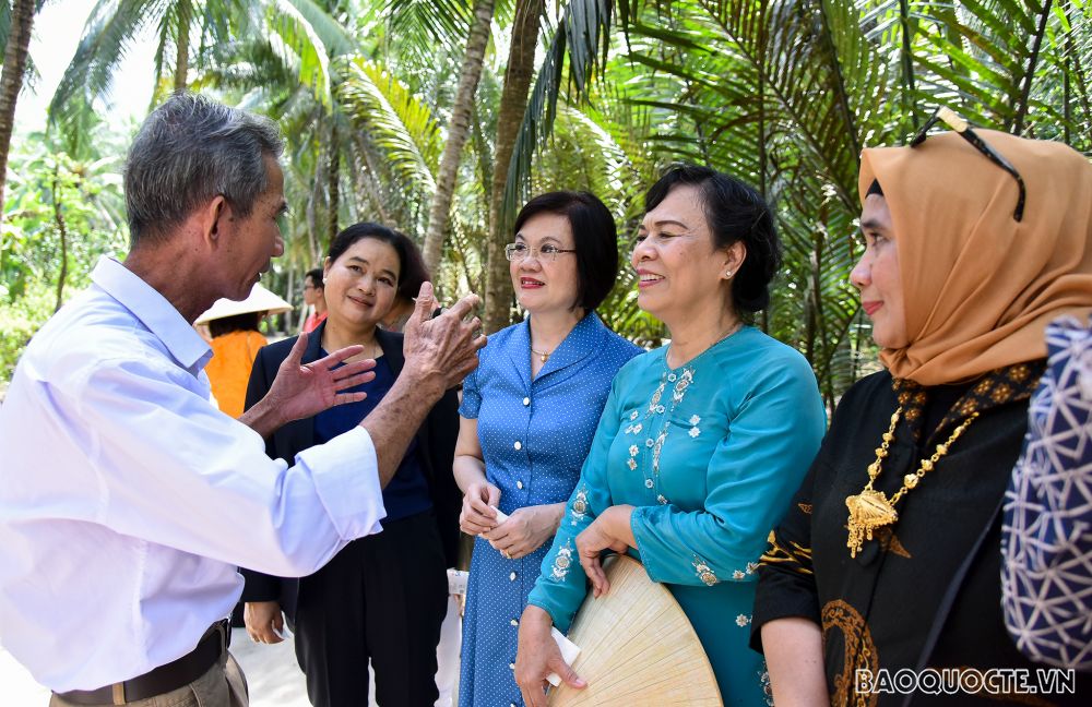 nhung hinh anh cac dien dien co quan ngoai giao nuoc ngoai tu thien tai ben tre