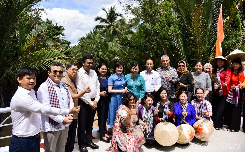 Những hình ảnh đại diện các cơ quan ngoại giao nước ngoài từ thiện tại Bến Tre