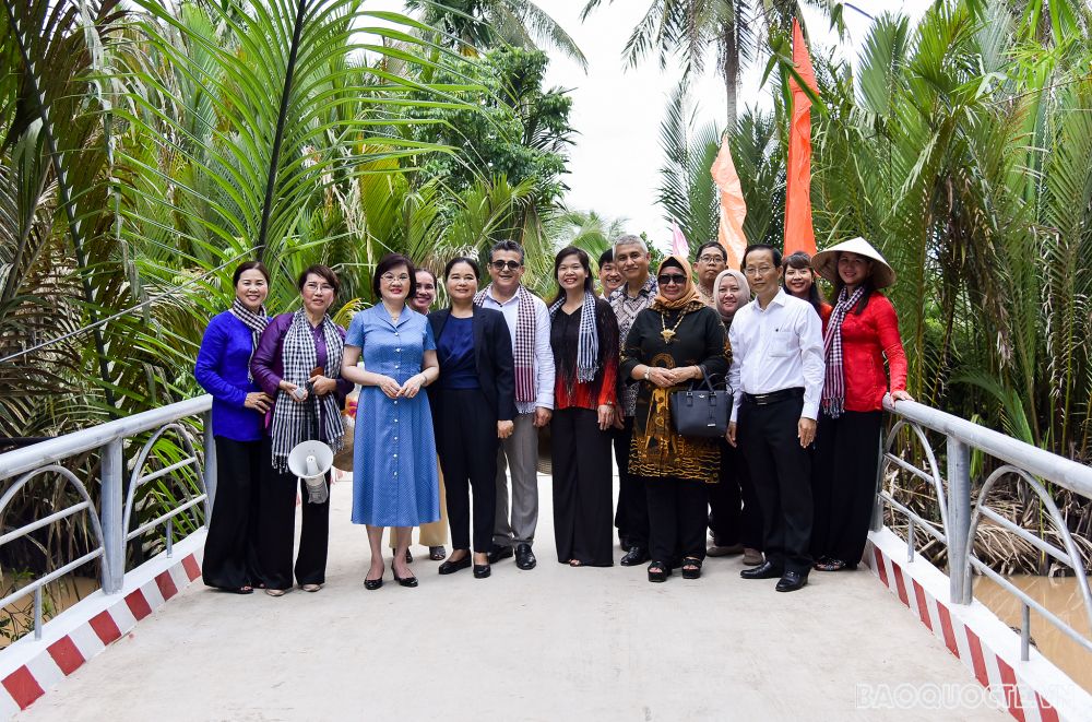 Những hình ảnh đại diện các cơ quan ngoại giao nước ngoài từ thiện tại Bến Tre