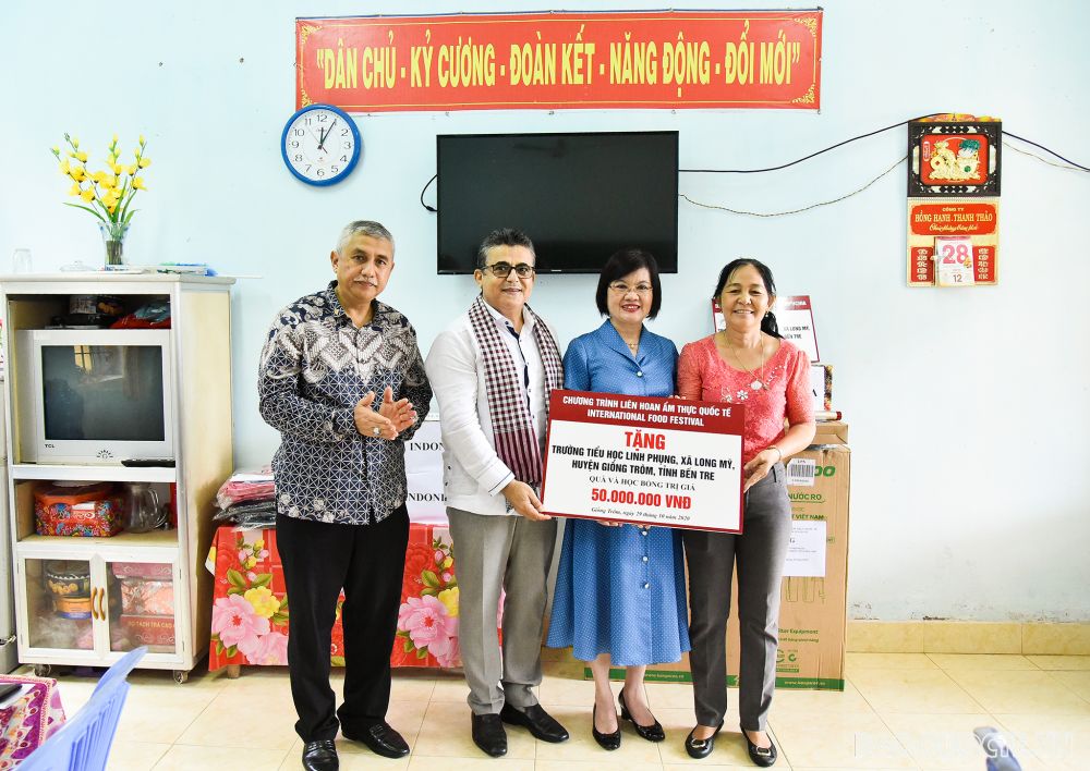 nhung hinh anh cac dien dien co quan ngoai giao nuoc ngoai tu thien tai ben tre