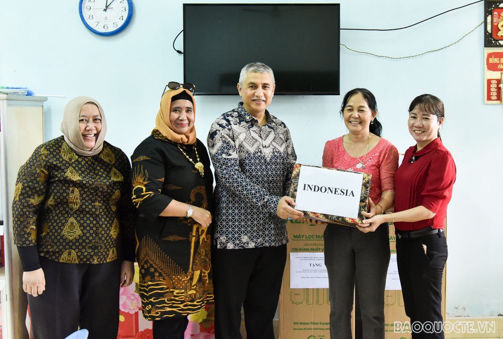 nhung hinh anh cac dien dien co quan ngoai giao nuoc ngoai tu thien tai ben tre