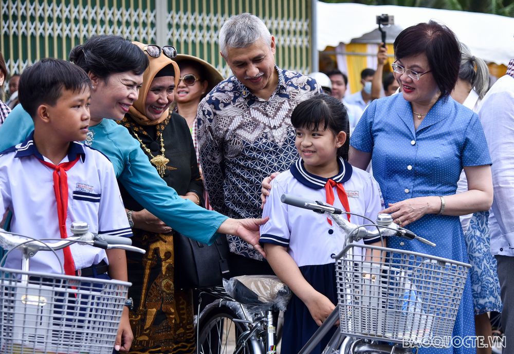 Những hình ảnh đại diện các cơ quan ngoại giao nước ngoài từ thiện tại Bến Tre