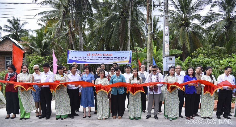 Những hình ảnh đại diện các cơ quan ngoại giao nước ngoài từ thiện tại Bến Tre