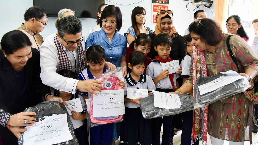 Những hình ảnh đại diện các cơ quan ngoại giao nước ngoài từ thiện tại Bến Tre