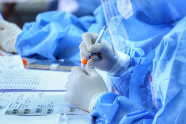 Lấy mẫu xét nghiệm COVID-19. (Ảnh: TTXVN/Vietnam+) Lấy mẫu xét nghiệm COVID-19. (Ảnh: TTXVN/Vietnam+)