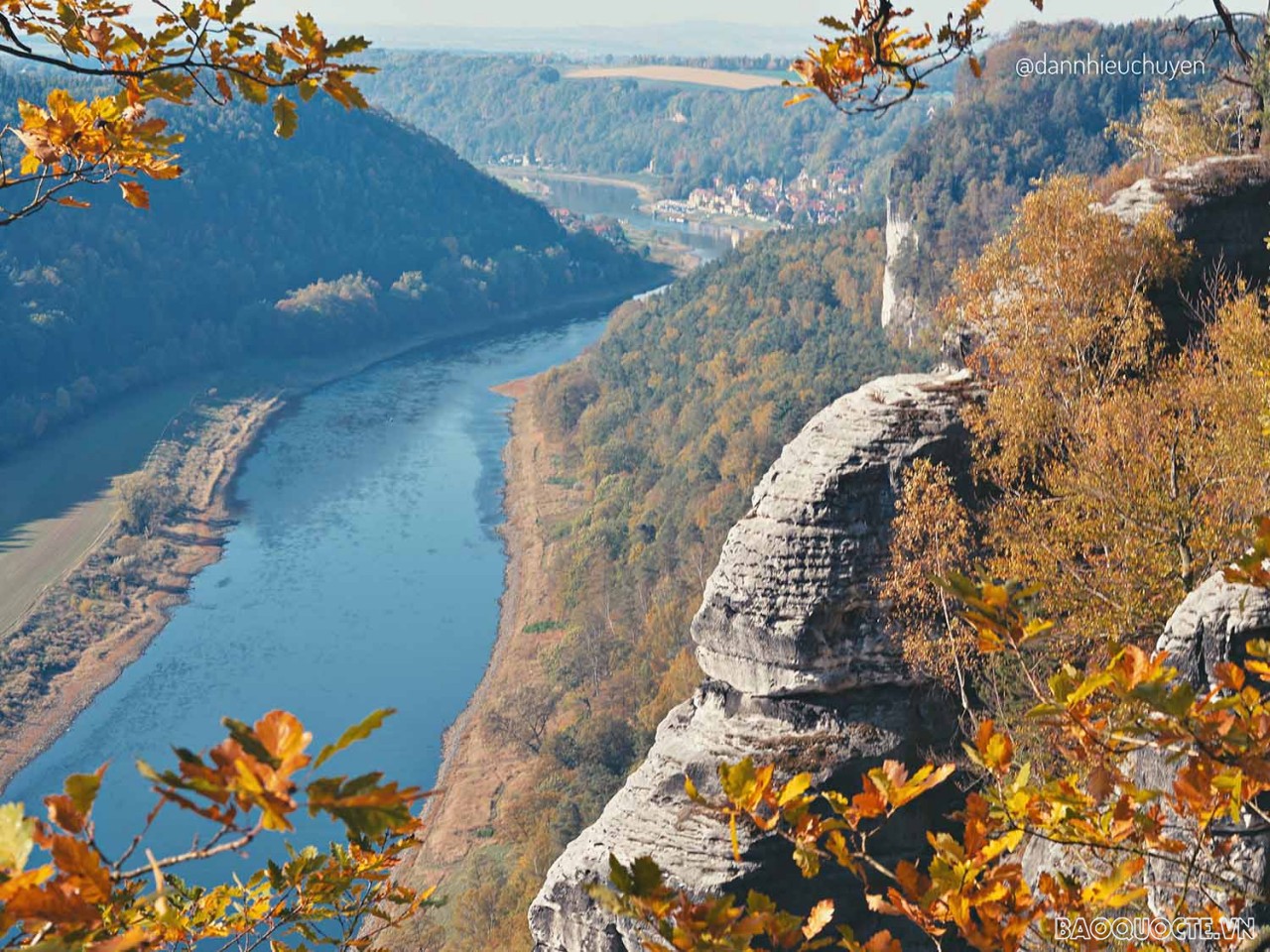 Cách trung tâm thành phố Dresden khoảng 40km, Bastei là vùng núi đá cổ xưa và nổi tiếng nhất thuộc khu vực “Sächsische Schweiz”. Nó nằm trong thị trấn Lohmen, giữa khu nghỉ dưỡng Rathen và thành phố nhỏ Wehlen, ngay bên bờ phải của sông Elbe.