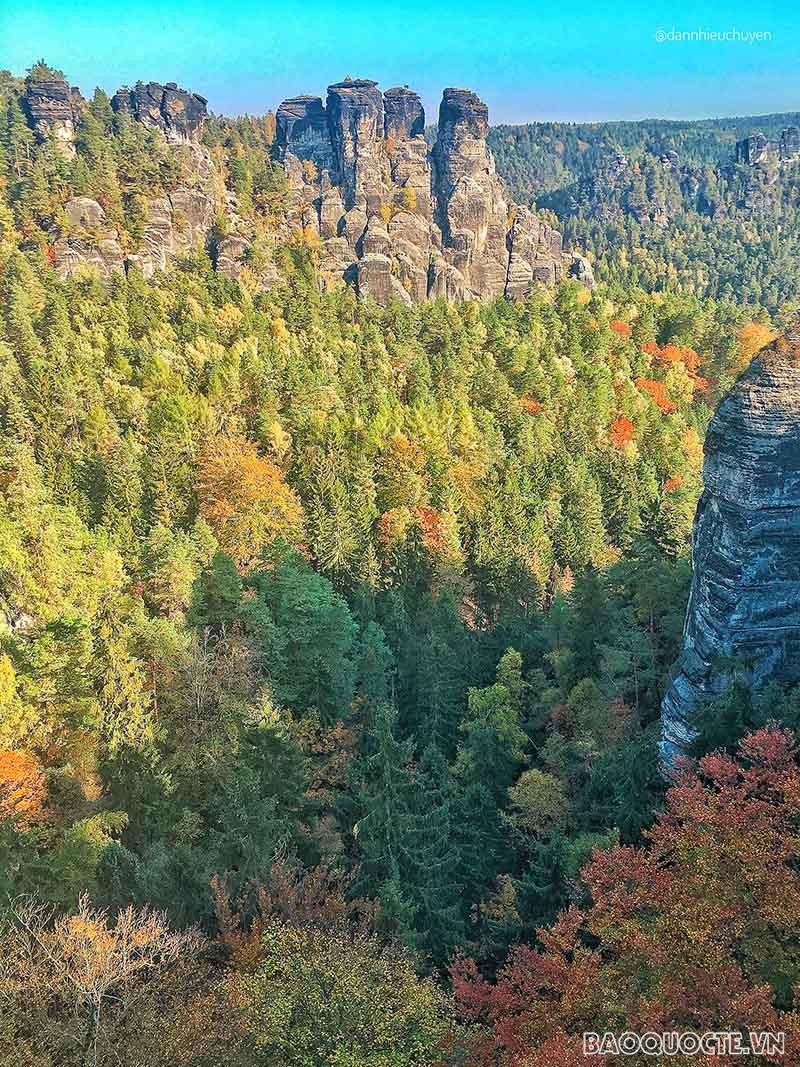 Không chỉ có kiến trúc lạ mắt mà cầu còn hòa quyện với cảnh tượng thiên nhiên, núi non xung quanh tạo ra một khung cảnh vô cùng hùng vĩ. 