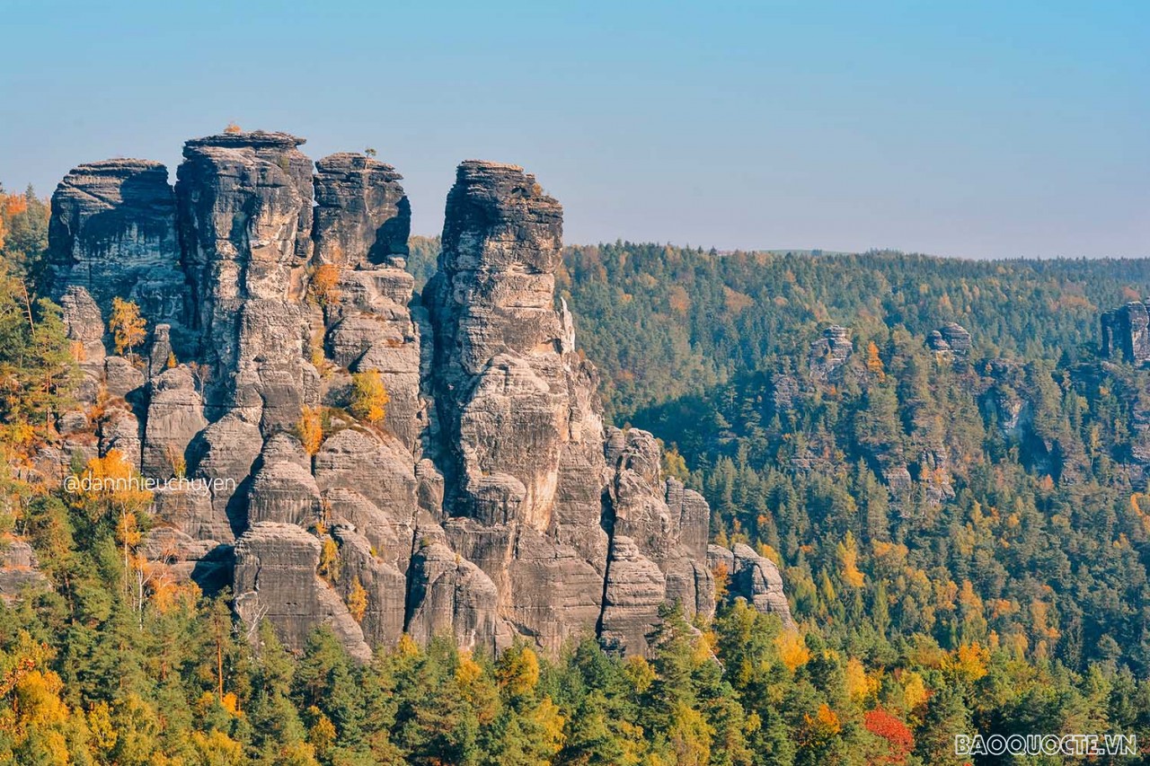 Đây là một địa điểm tham quan nổi tiếng bởi vẻ đẹp thiên nhiên hùng ví tới từ những dãy đá sa thạch lởm chởm cũng như những cung đường trekking đẹp ngây ngất.