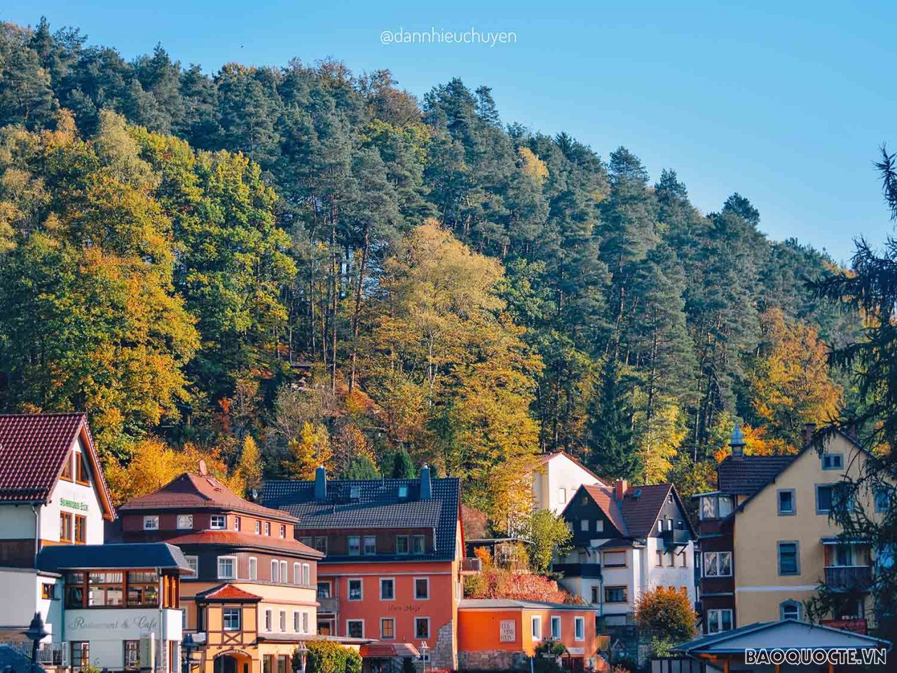 Nhờ khung cảnh thiên nhiên tuyệt đẹp như vậy, mà cầu Bastei thu hút hàng ngàn du khách đến thăm quan mỗi năm. Đặc biệt, với những người yêu thích độ cao và cảm giác mạnh thì đây quả là một địa điểm tuyệt vời để khám phá.