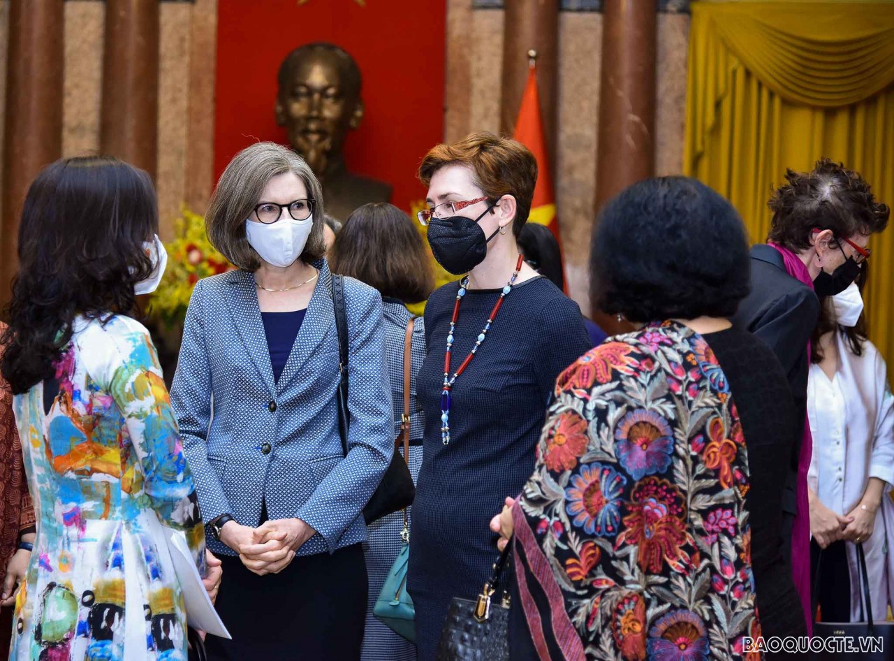 Phó Chủ tịch nước tiếp các nữ Đại sứ Phó Chủ tịch nước tiếp các nữ Đại sứ