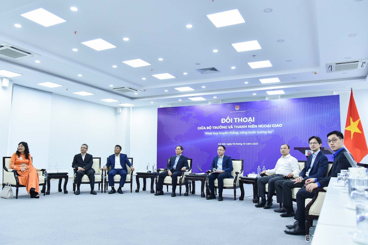 Bộ trưởng Ngoại giao Bùi Thanh Sơn đối thoại với thanh niên ngoại giao với chủ đề “phát huy truyền thống, vững bước tương lai”.