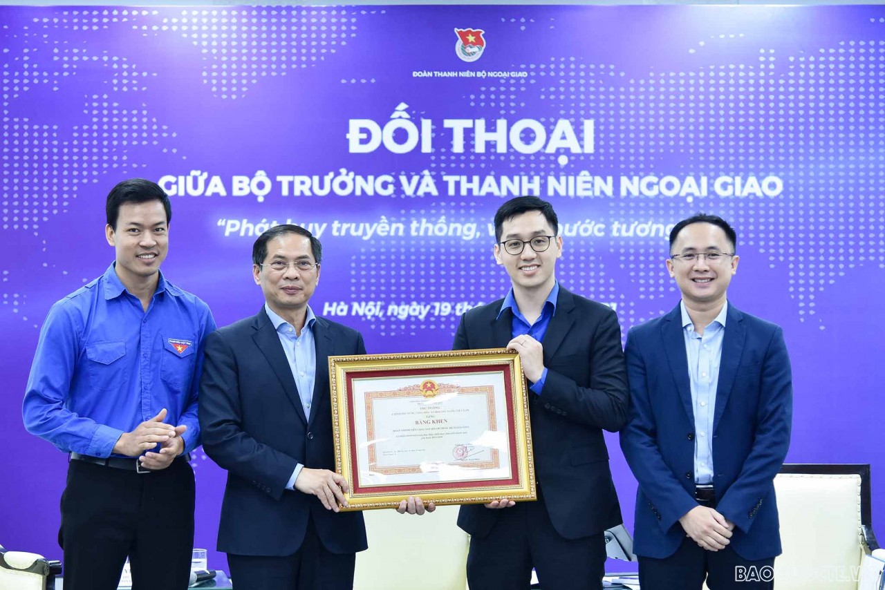 Bộ trưởng Ngoại giao Bùi Thanh Sơn đối thoại với thanh niên ngoại giao với chủ đề “phát huy truyền thống, vững bước tương lai”.