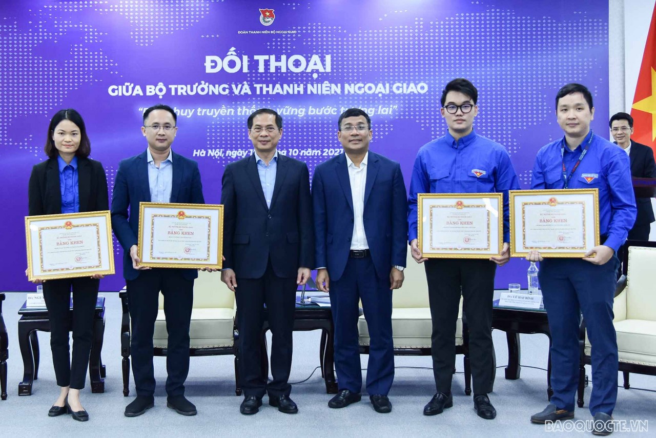 Bộ trưởng Ngoại giao Bùi Thanh Sơn đối thoại với thanh niên ngoại giao với chủ đề “phát huy truyền thống, vững bước tương lai”.