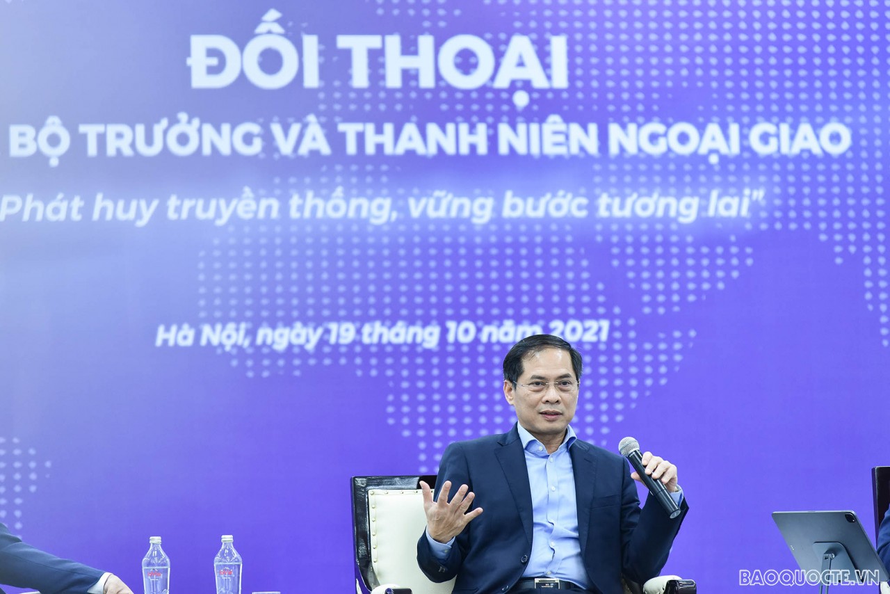 Bộ trưởng Ngoại giao Bùi Thanh Sơn đối thoại với thanh niên ngoại giao với chủ đề “phát huy truyền thống, vững bước tương lai”.
