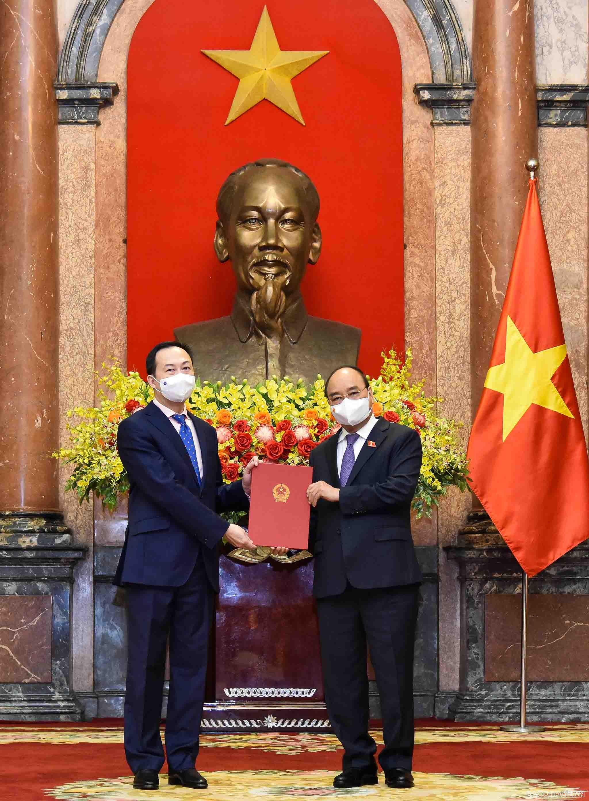 Chủ tịch nước Nguyễn Xuân Phúc trao Quyết định cho ông Dương Hải Hưng – người được chỉ định làm Đại sứ Cộng hòa Italy kiêm nhiệm Cộng hòa Cyprus, Cộng hòa Malta, Cộng hòa San Marino. (Ảnh: Nguyễn Hồng)