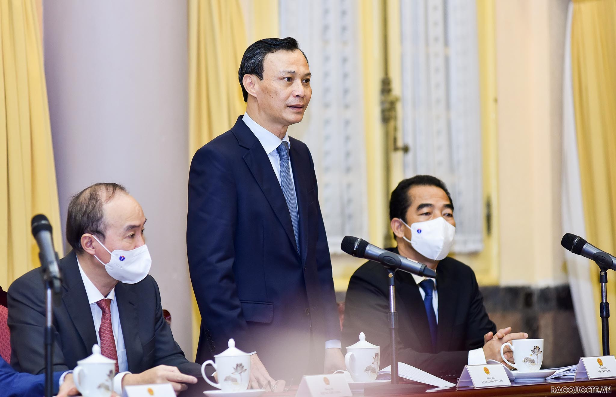 Thay mặt các Đại sứ được bổ nhiệm, Đại sứ Lương Thanh Nghị bày tỏ xúc động và vinh dự được nhận nhiệm vụ; đồng thời lĩnh hội ý kiến chỉ đạo của Chủ tịch nước để tiếp tục triển khai hiệu quả đường lối đối ngoại đã đề ra tại Nghị quyết Đại hội XIII của Đảng.