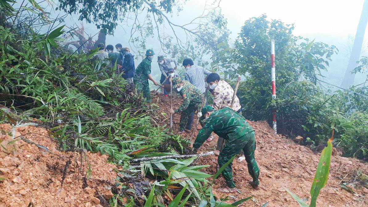 Đồn Biên phòng A Vao hỗ trợ dân khắc phục hậu quả sau bão số 8