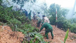 Đồn Biên phòng A Vao hỗ trợ dân khắc phục hậu quả sau bão số 8