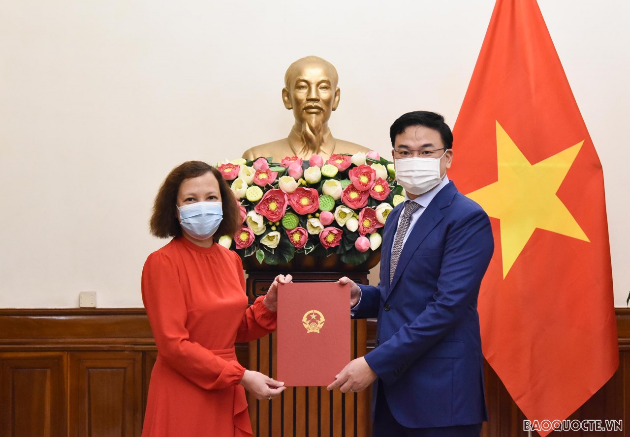 Thứ trưởng Ngoại giao Phạm Quang Hiệu trao quyết định điều động, bổ nhiệm 8 cán bộ cấp Vụ