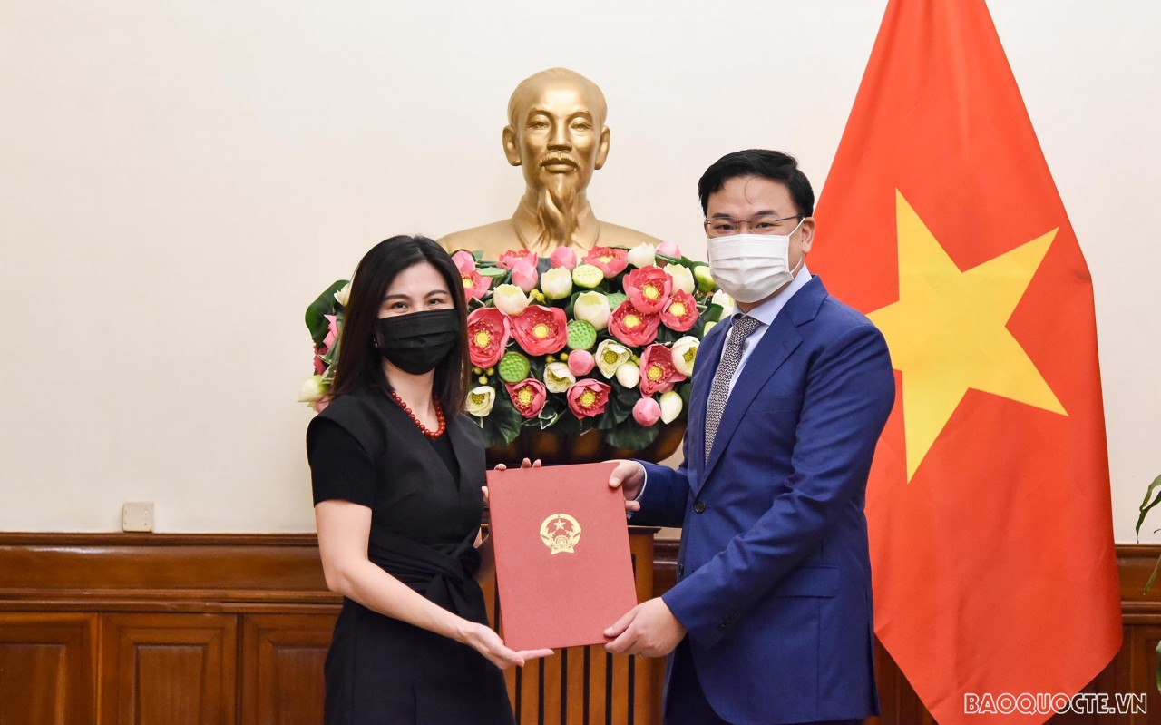 Thứ trưởng Ngoại giao Phạm Quang Hiệu trao quyết định điều động, bổ nhiệm 8 cán bộ cấp Vụ