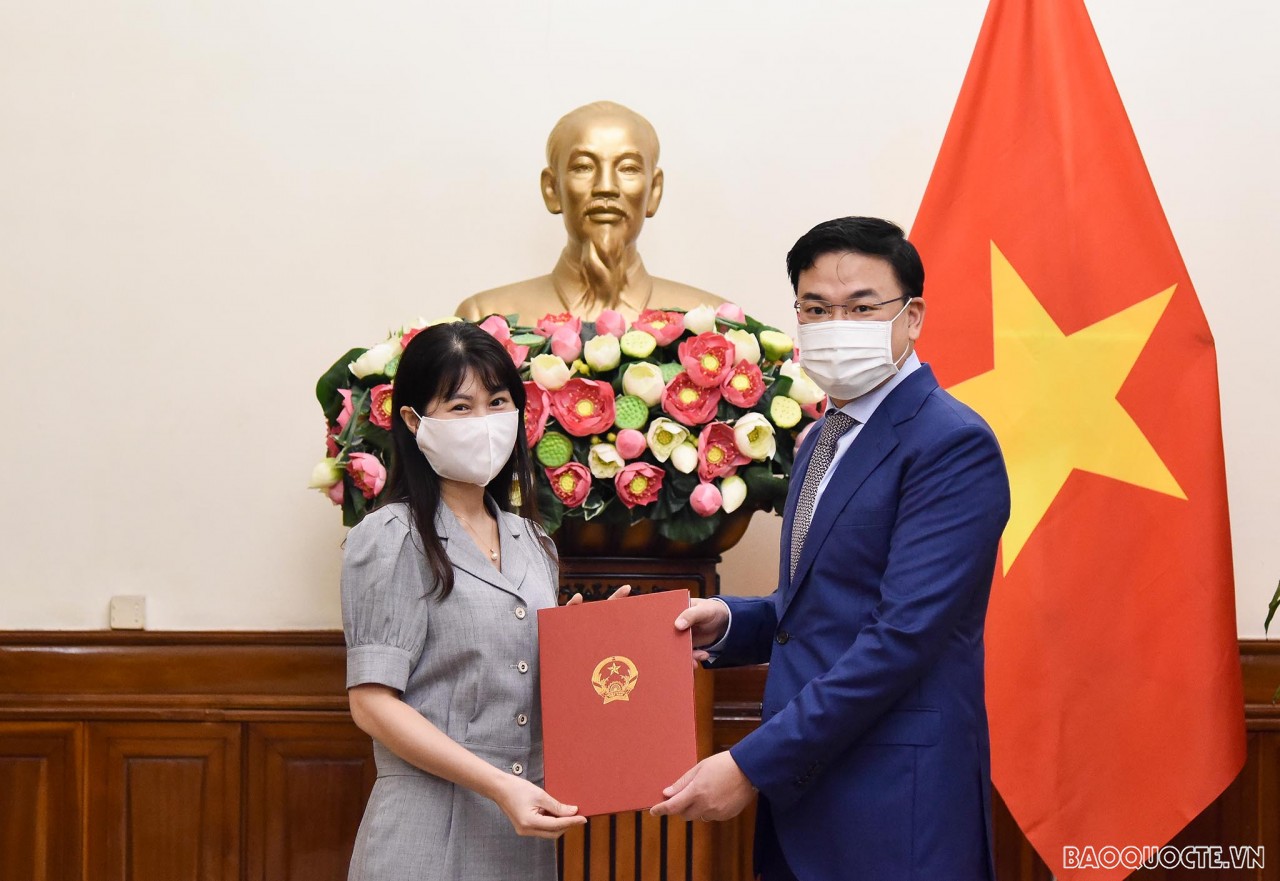 Thứ trưởng Ngoại giao Phạm Quang Hiệu trao quyết định điều động, bổ nhiệm 8 cán bộ cấp Vụ