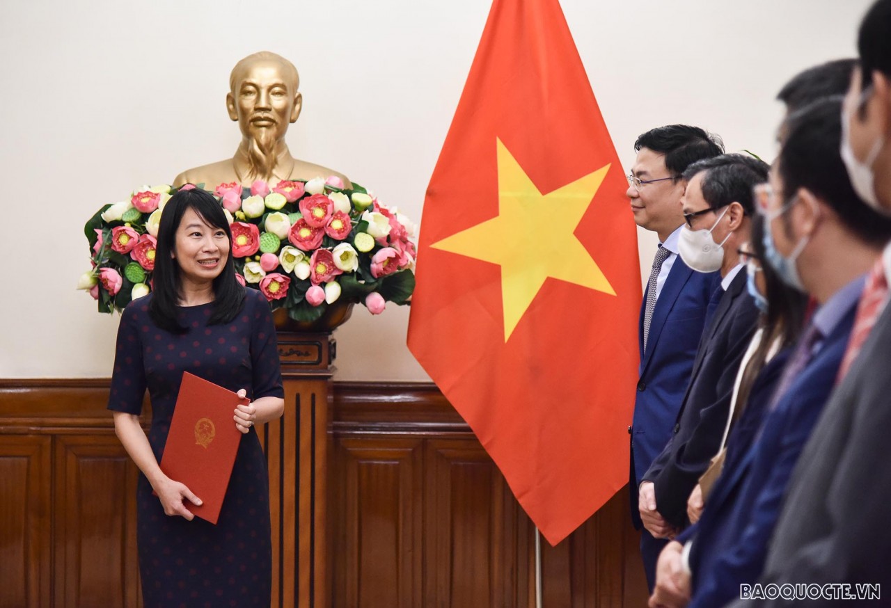 Thứ trưởng Ngoại giao Phạm Quang Hiệu trao quyết định điều động, bổ nhiệm 8 cán bộ cấp Vụ