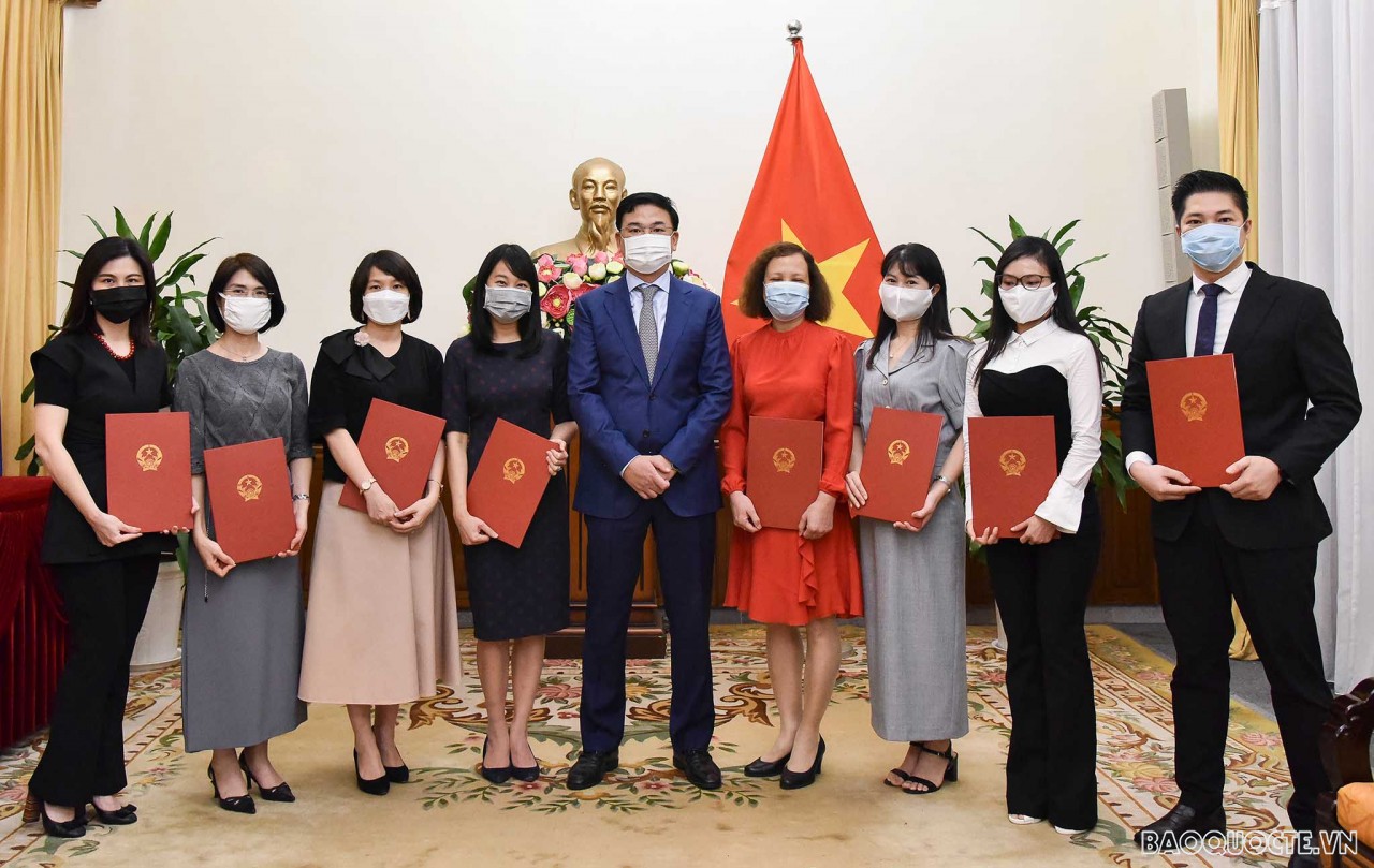 Thứ trưởng Ngoại giao Phạm Quang Hiệu trao quyết định điều động, bổ nhiệm 8 cán bộ cấp Vụ