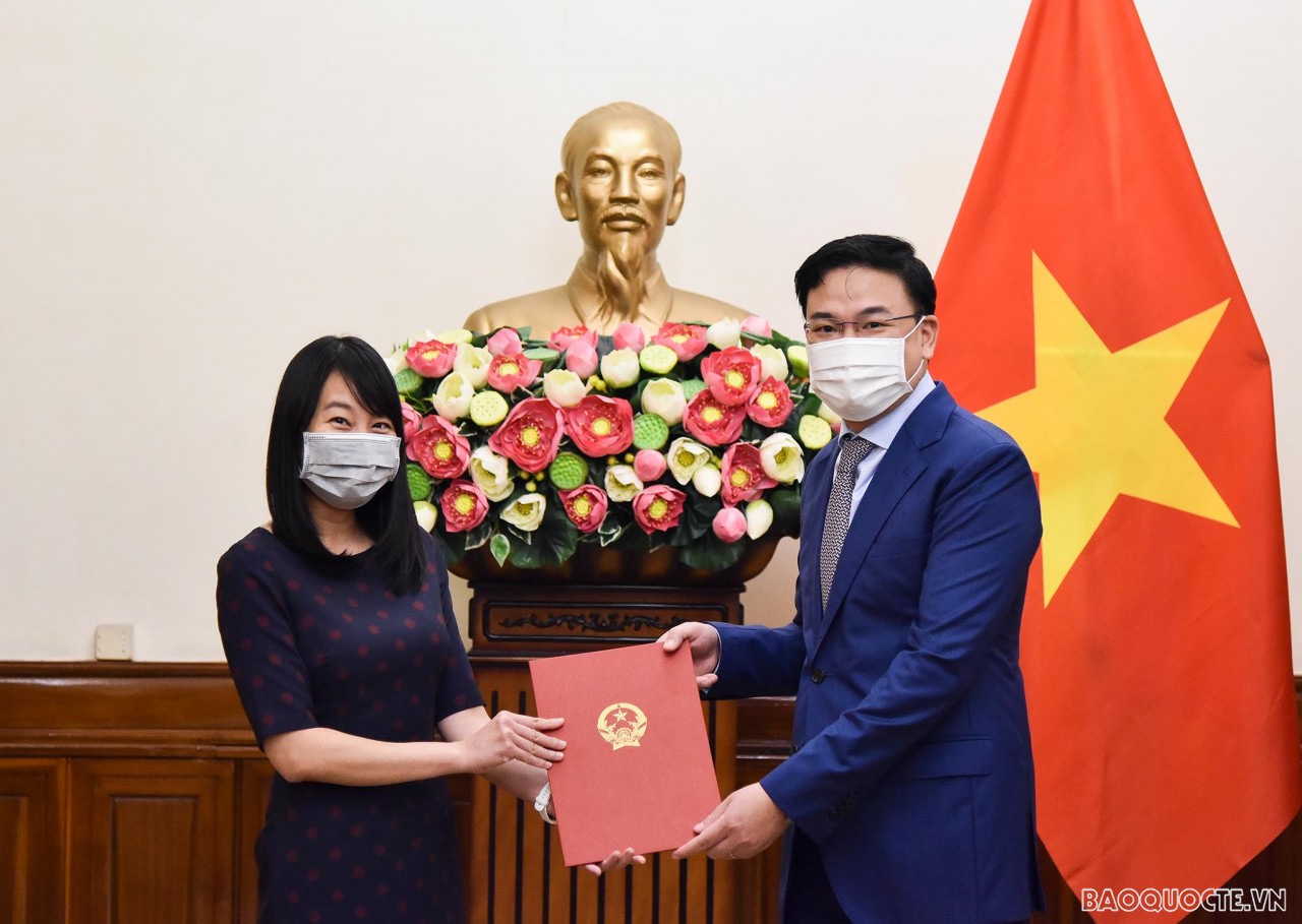 Thứ trưởng Ngoại giao Phạm Quang Hiệu trao quyết định điều động, bổ nhiệm 8 cán bộ cấp Vụ