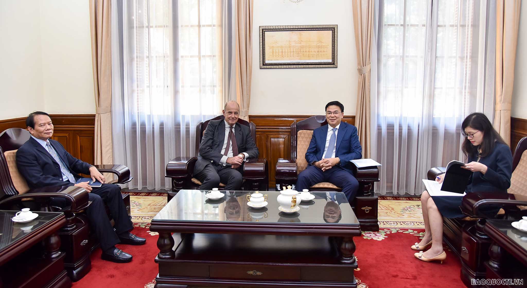 Thứ trưởng Ngoại giao Phạm Quang Hiệu tiếp đại diện Cao ủy Liên hợp quốc về người tị nạn. (Ảnh: Nguyễn Hồng)