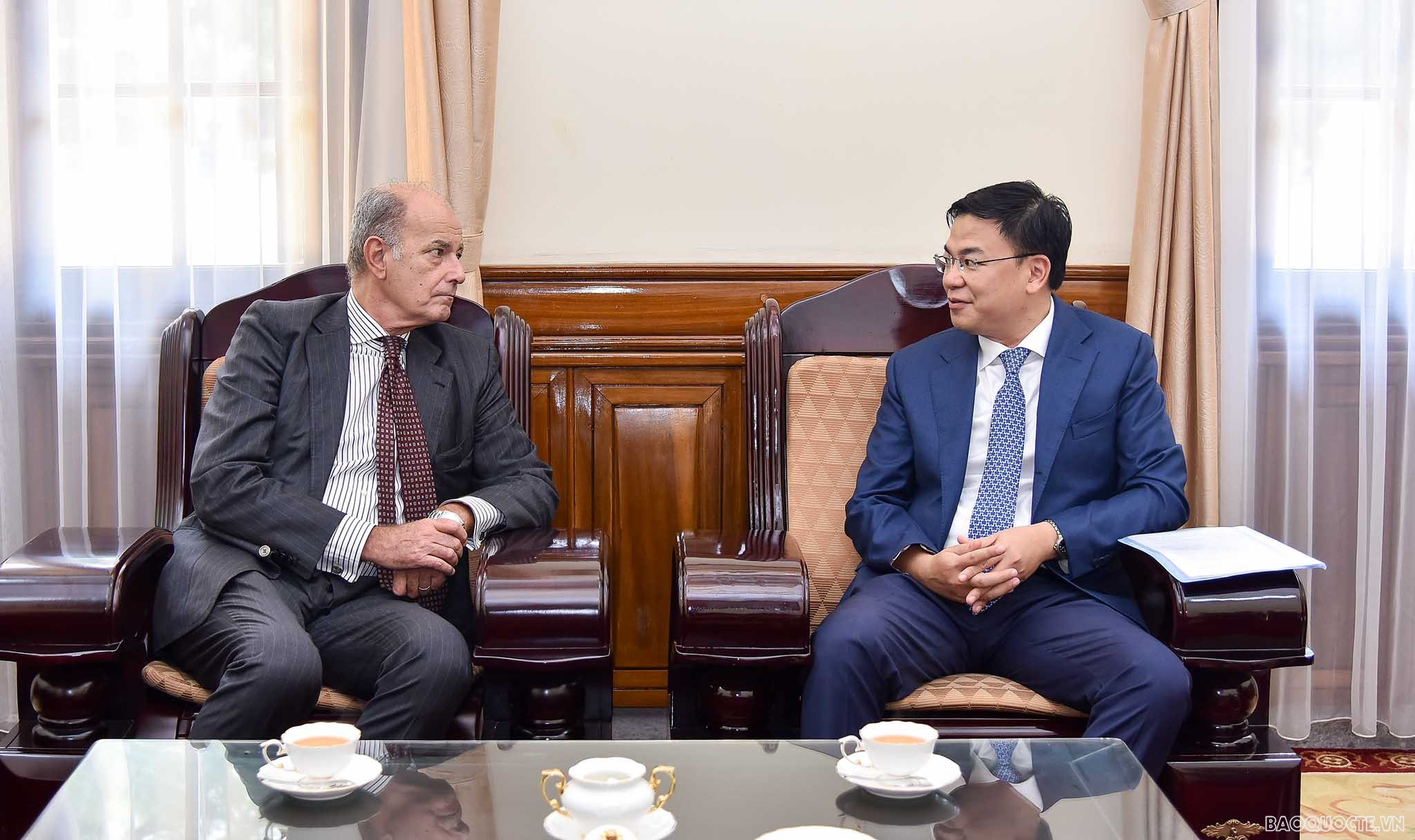 Thứ trưởng Ngoại giao Phạm Quang Hiệu tiếp đại diện Cao ủy Liên hợp quốc về người tị nạn. (Ảnh: Nguyễn Hồng)