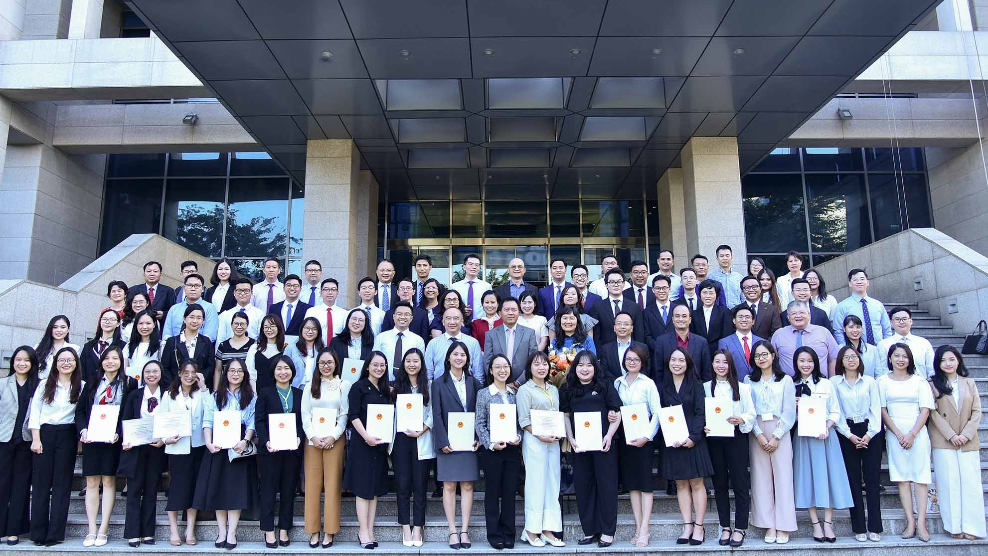 Bế giảng lớp Tiền công vụ 2022 và trao quyết định phân công công tác cho cán bộ mới tuyển dụng