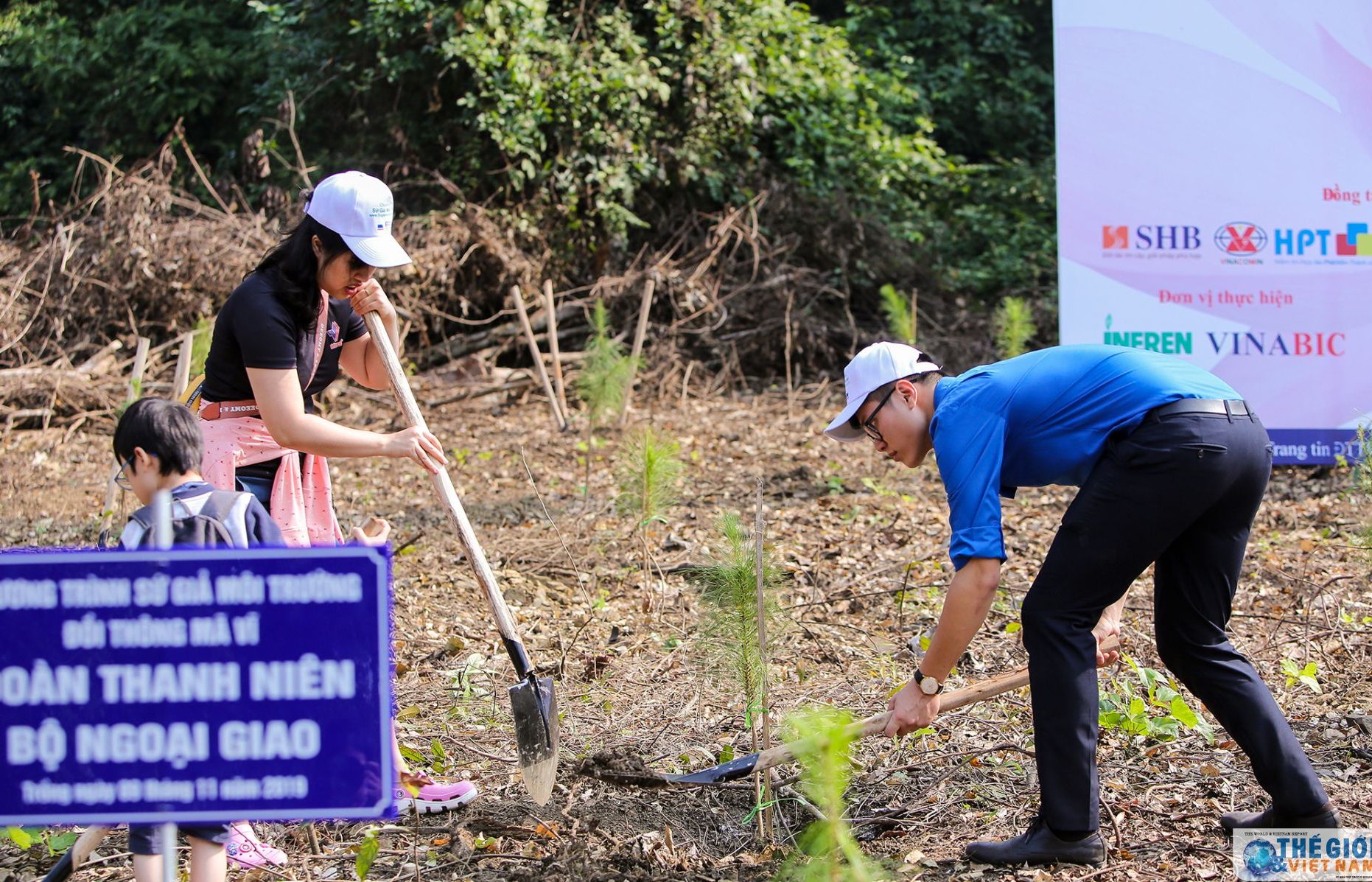 Thanh niên Ngoại giao tham gia chương trình trồng 2.000 cây thông tại Khu Di tích K9