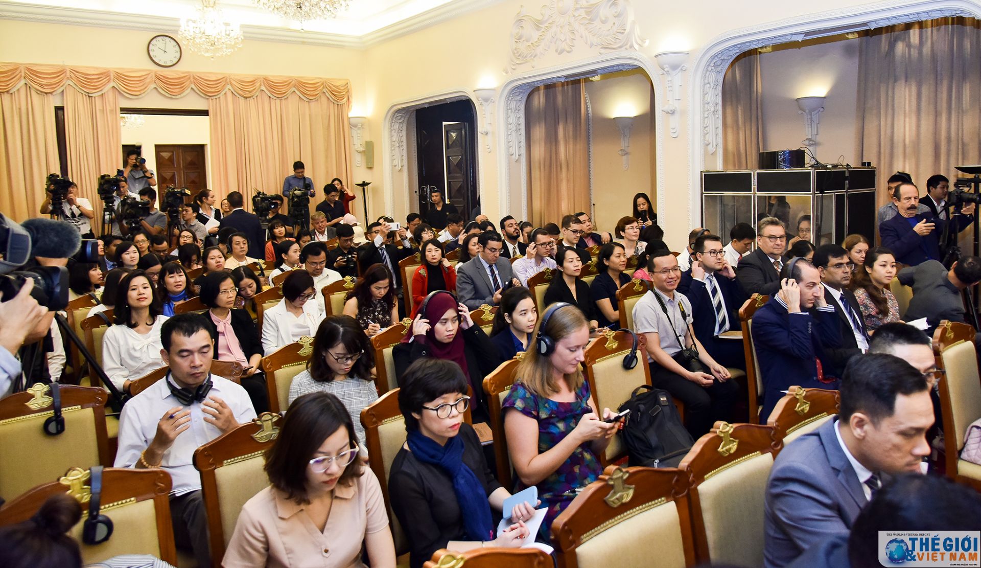 nguoi phat ngon bo ngoai giao bao chi doi ngoai dinh vi va vuon minh trong boi canh moi