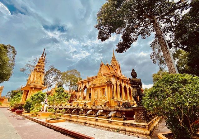 Ngôi chùa 'dát vàng' có bức tượng Phật nằm ngoài trời lớn nhất Việt Nam